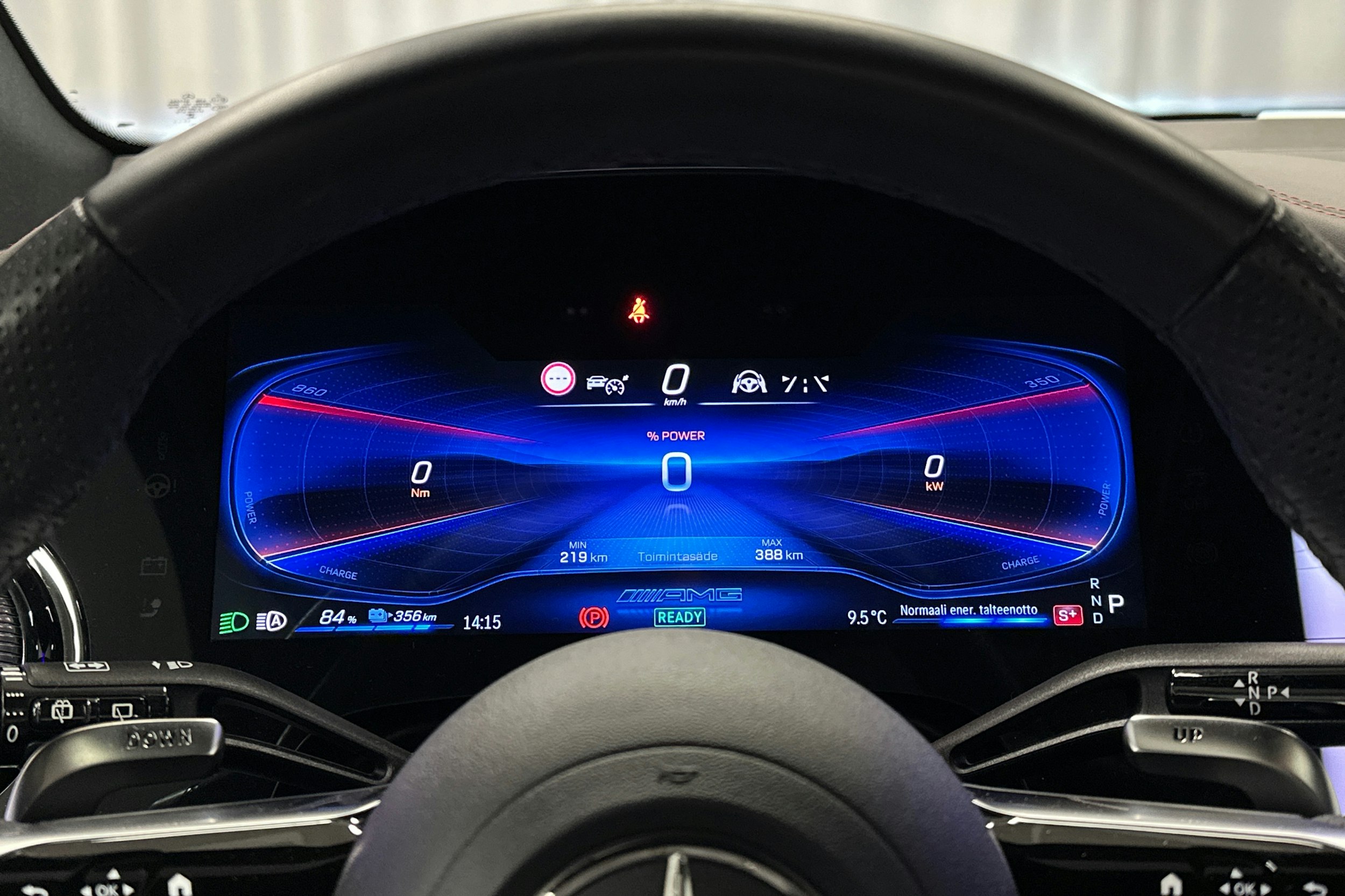 valkoinen Mercedes-Benz EQE SUV 2024 kuva 13.