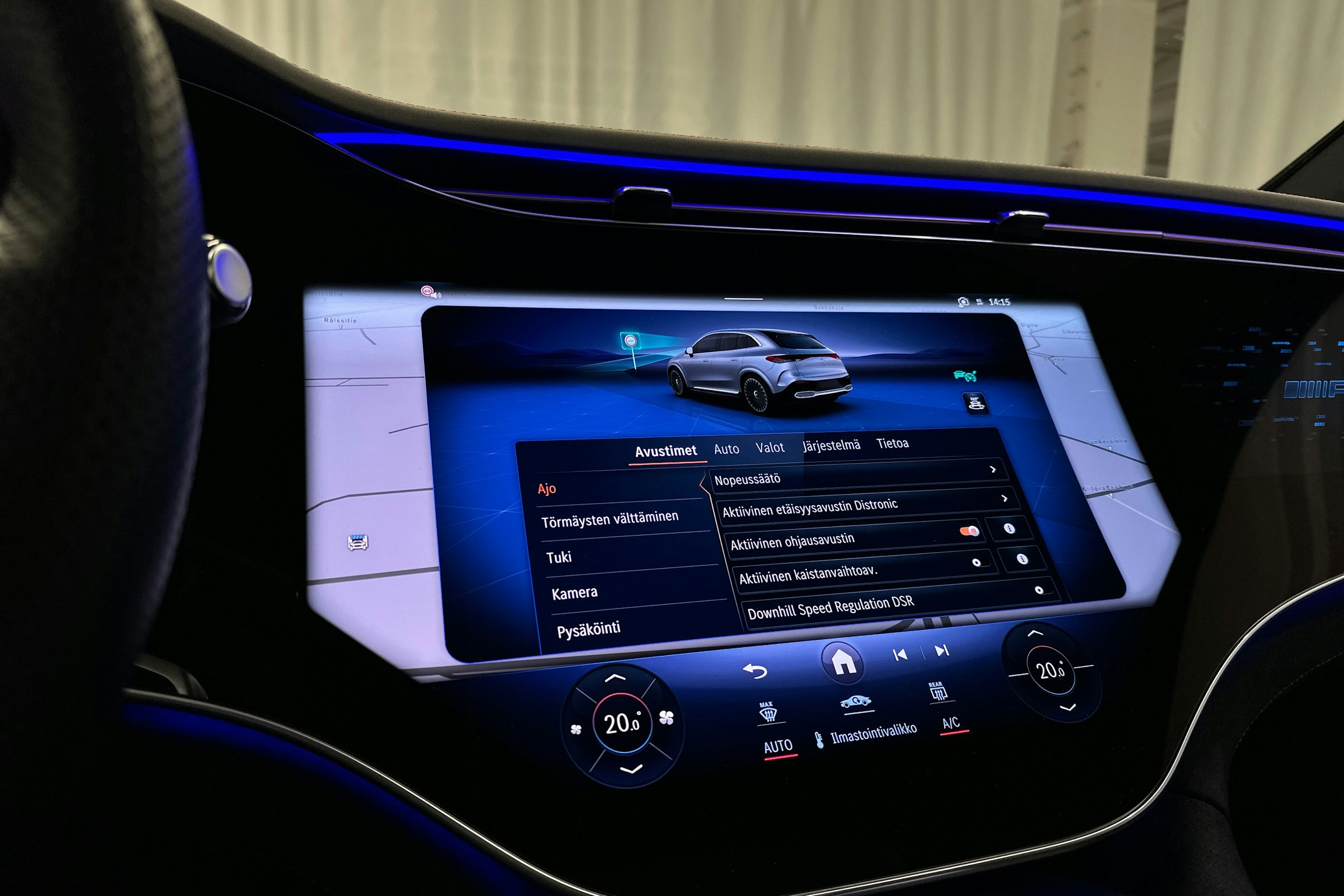 valkoinen Mercedes-Benz EQE SUV 2024 kuva 16.