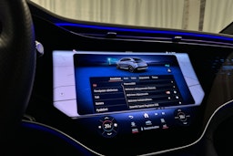 valkoinen Mercedes-Benz EQE SUV 2024 kuva 16.