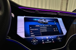 valkoinen Mercedes-Benz EQE SUV 2024 kuva 18.