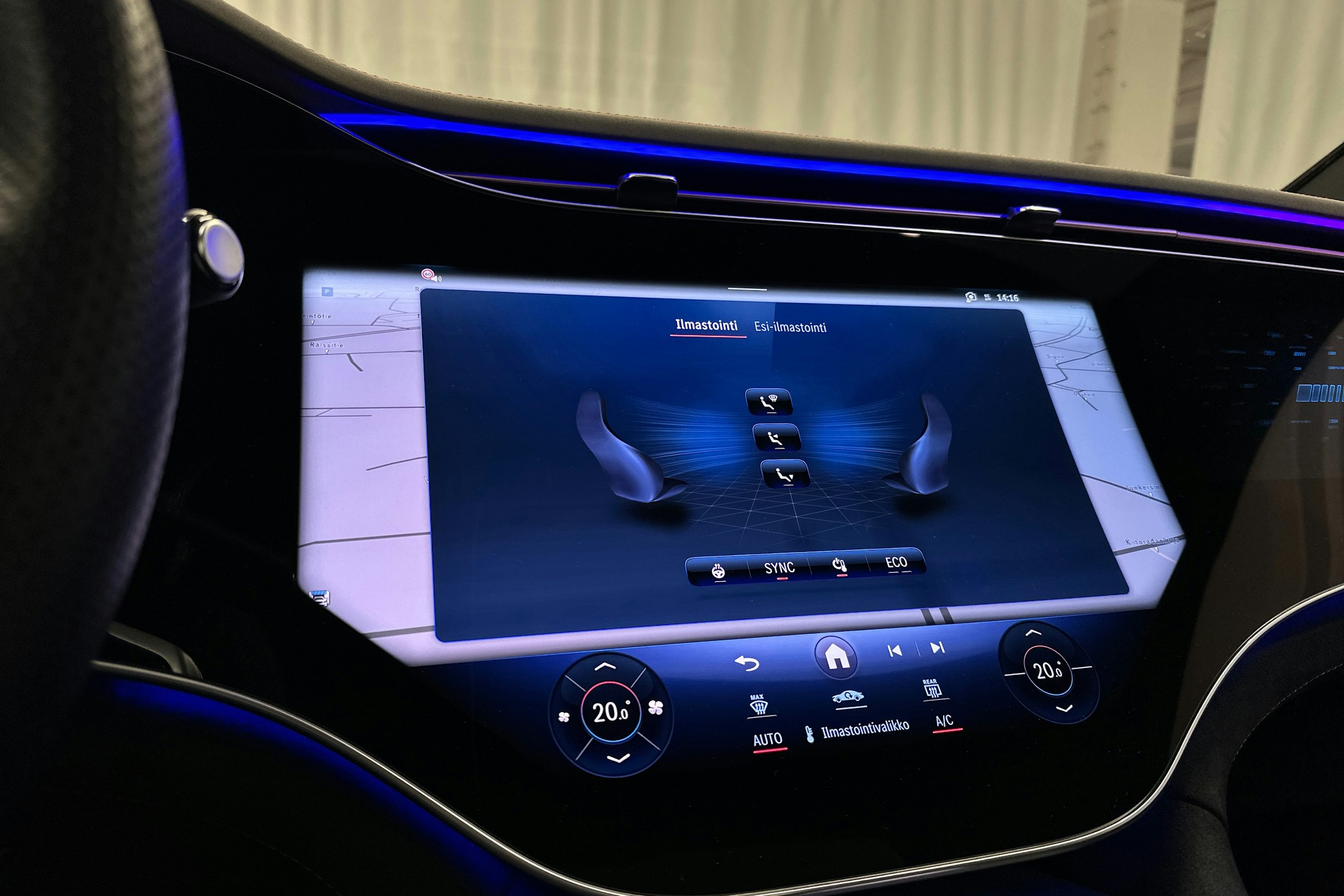 valkoinen Mercedes-Benz EQE SUV 2024 kuva 19.