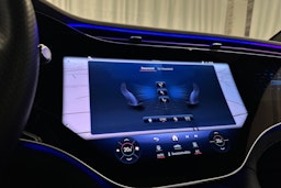 valkoinen Mercedes-Benz EQE SUV 2024 kuva 19.