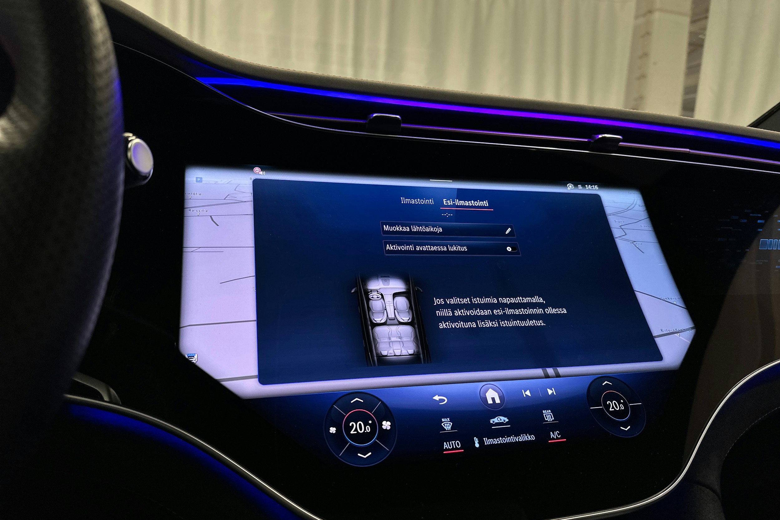 valkoinen Mercedes-Benz EQE SUV 2024 kuva 20.