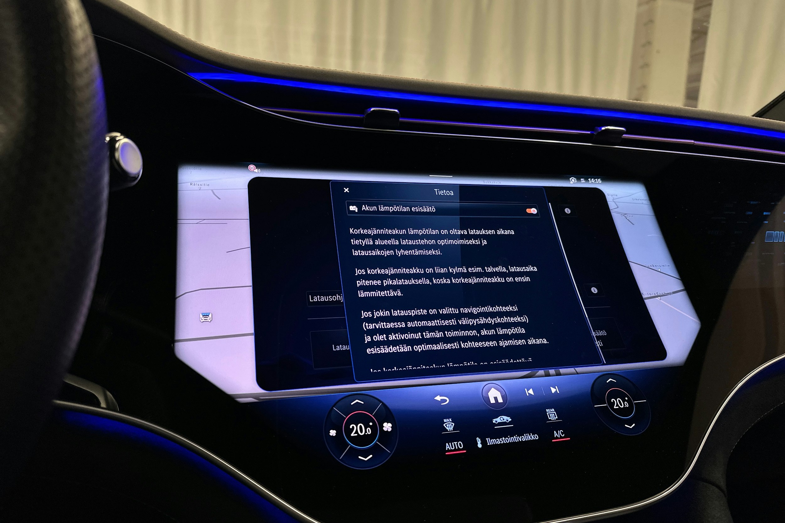 valkoinen Mercedes-Benz EQE SUV 2024 kuva 21.