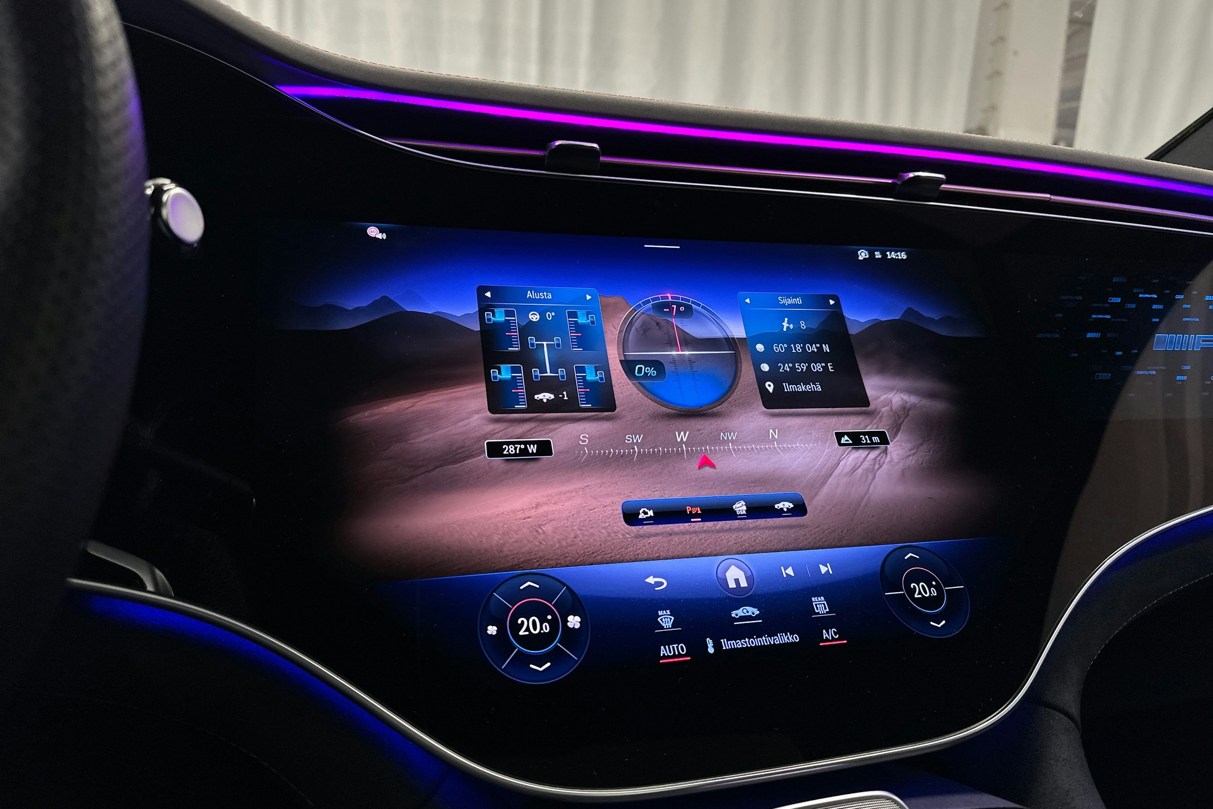 valkoinen Mercedes-Benz EQE SUV 2024 kuva 23.