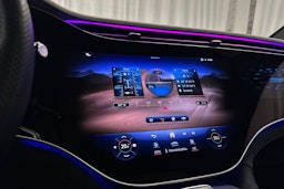 valkoinen Mercedes-Benz EQE SUV 2024 kuva 23.