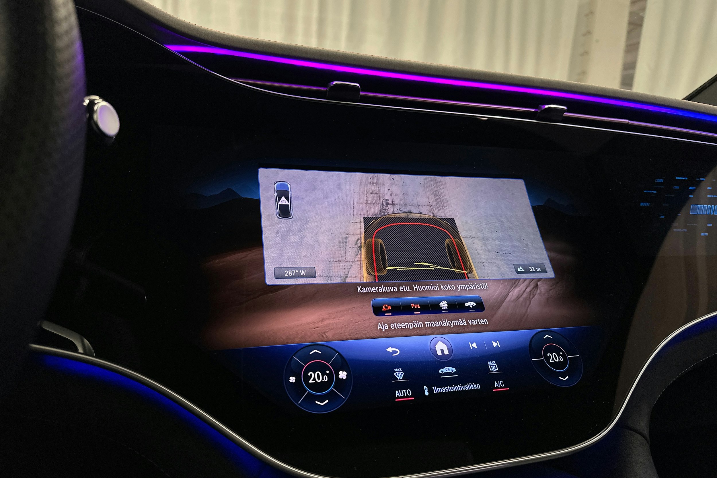 valkoinen Mercedes-Benz EQE SUV 2024 kuva 24.