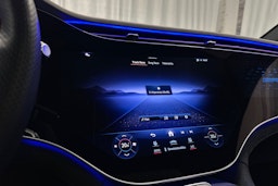 valkoinen Mercedes-Benz EQE SUV 2024 kuva 26.