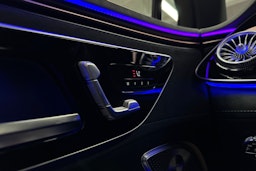 valkoinen Mercedes-Benz EQE SUV 2024 kuva 27.