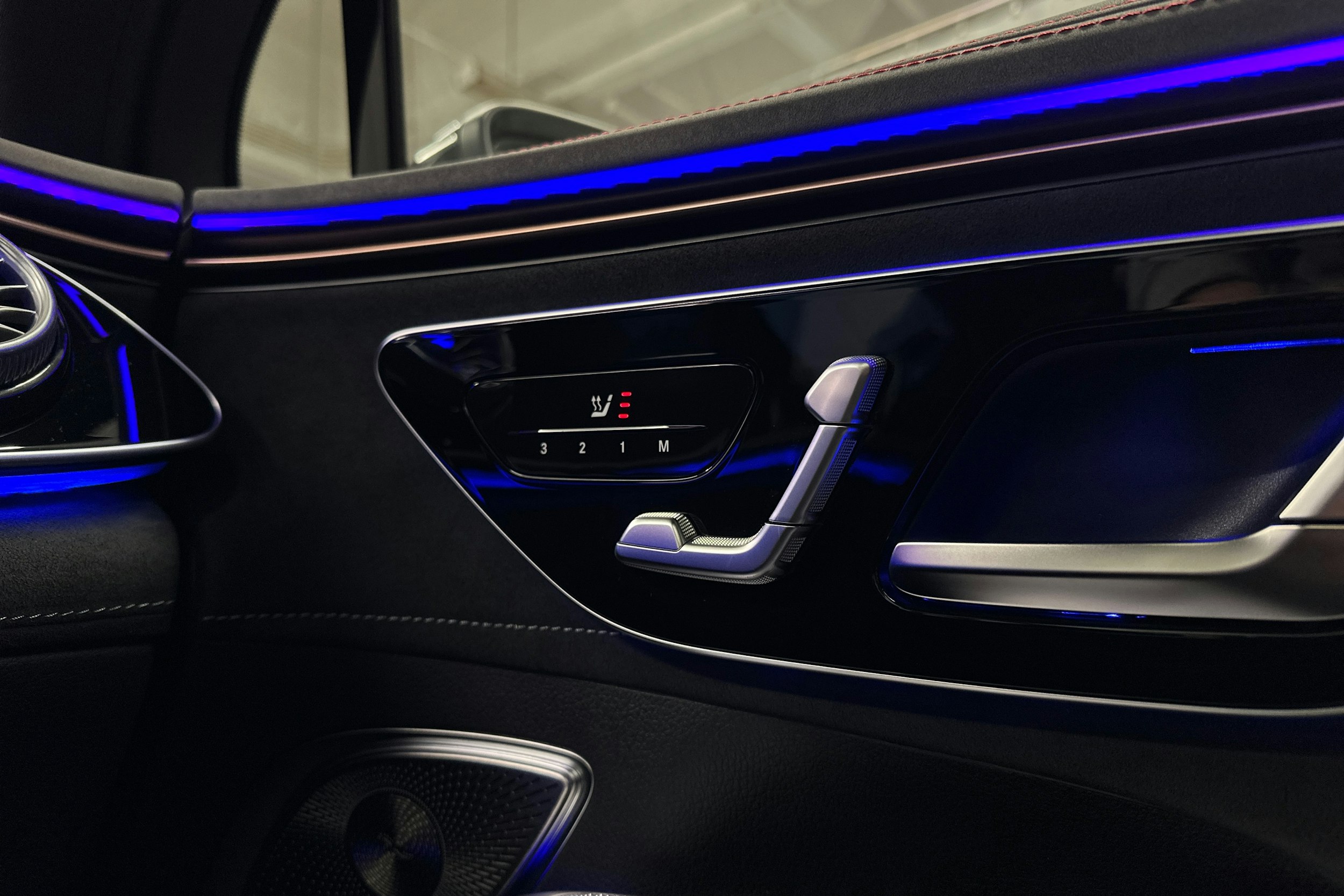 valkoinen Mercedes-Benz EQE SUV 2024 kuva 28.