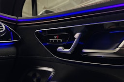 valkoinen Mercedes-Benz EQE SUV 2024 kuva 28.