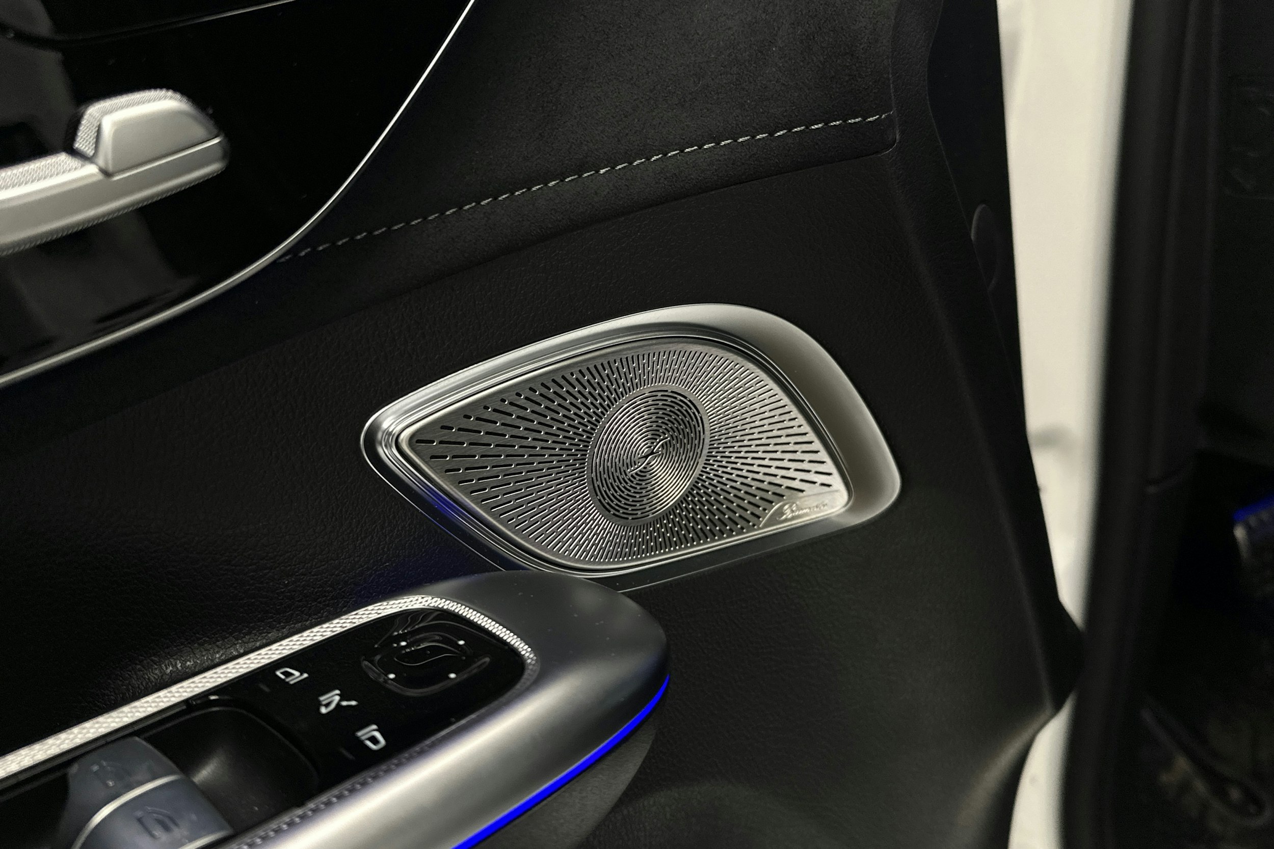 valkoinen Mercedes-Benz EQE SUV 2024 kuva 29.