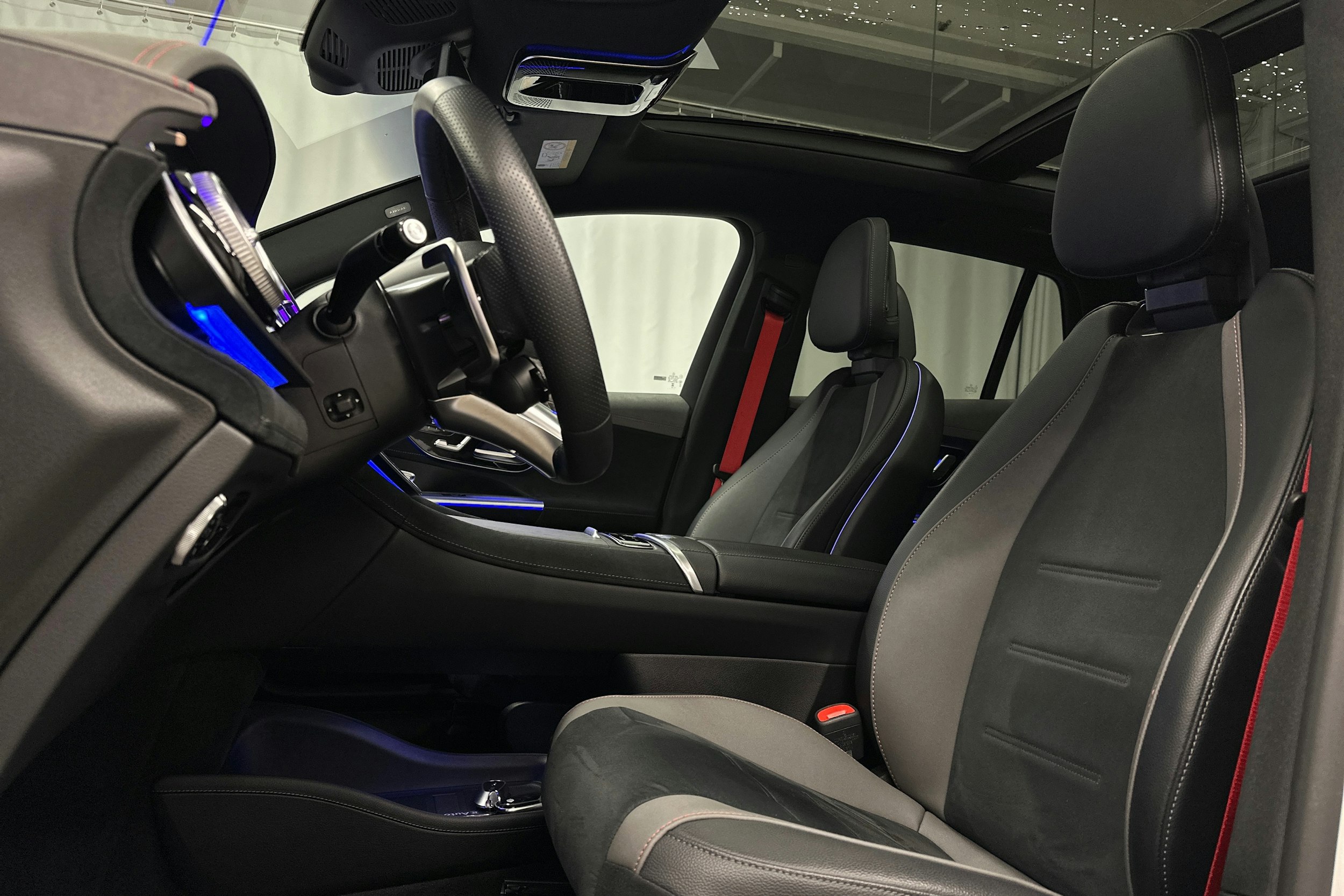 valkoinen Mercedes-Benz EQE SUV 2024 kuva 30.