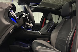 valkoinen Mercedes-Benz EQE SUV 2024 kuva 30.