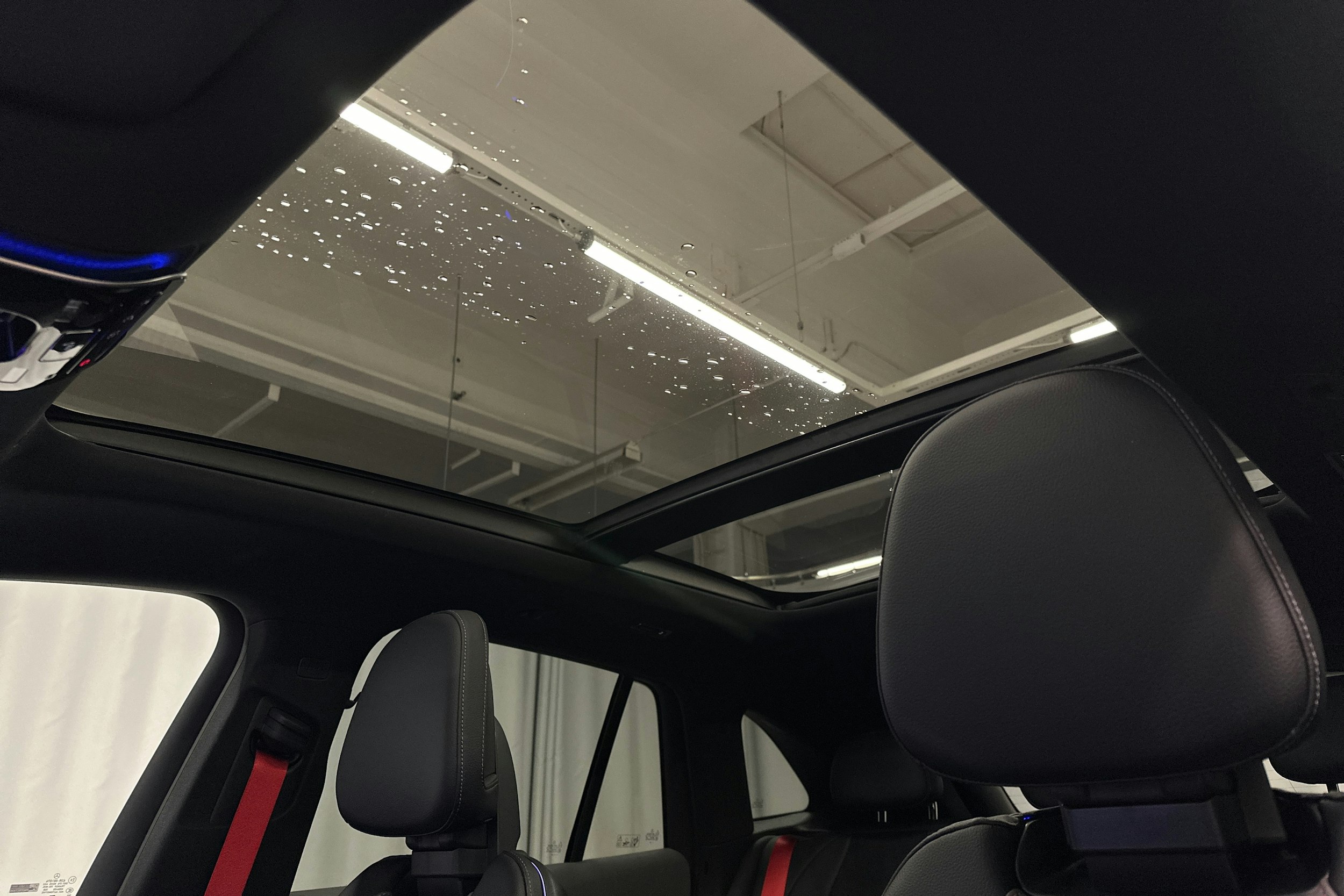 valkoinen Mercedes-Benz EQE SUV 2024 kuva 31.