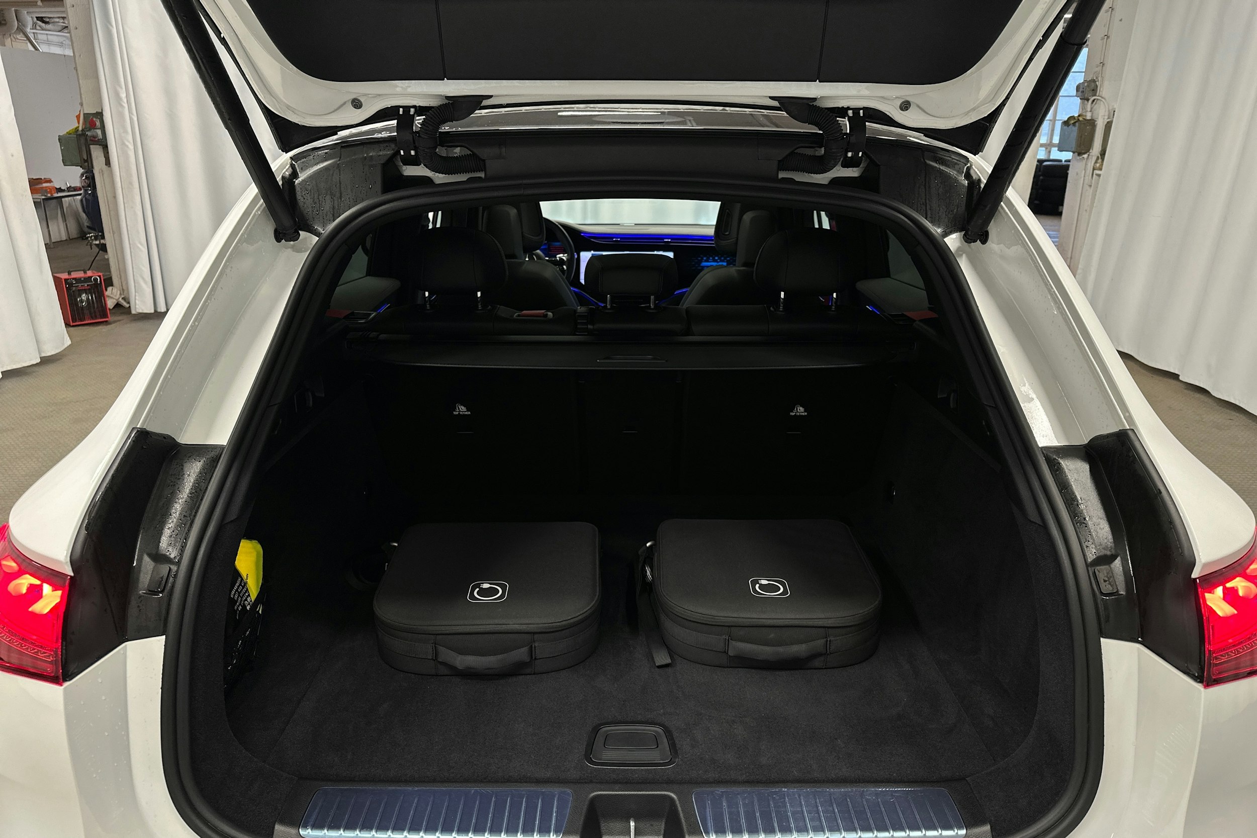 valkoinen Mercedes-Benz EQE SUV 2024 kuva 32.