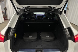 valkoinen Mercedes-Benz EQE SUV 2024 kuva 32.