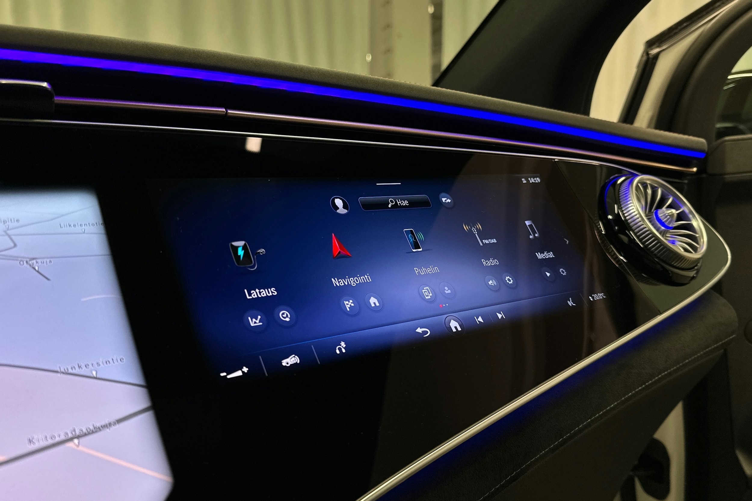 valkoinen Mercedes-Benz EQE SUV 2024 kuva 34.