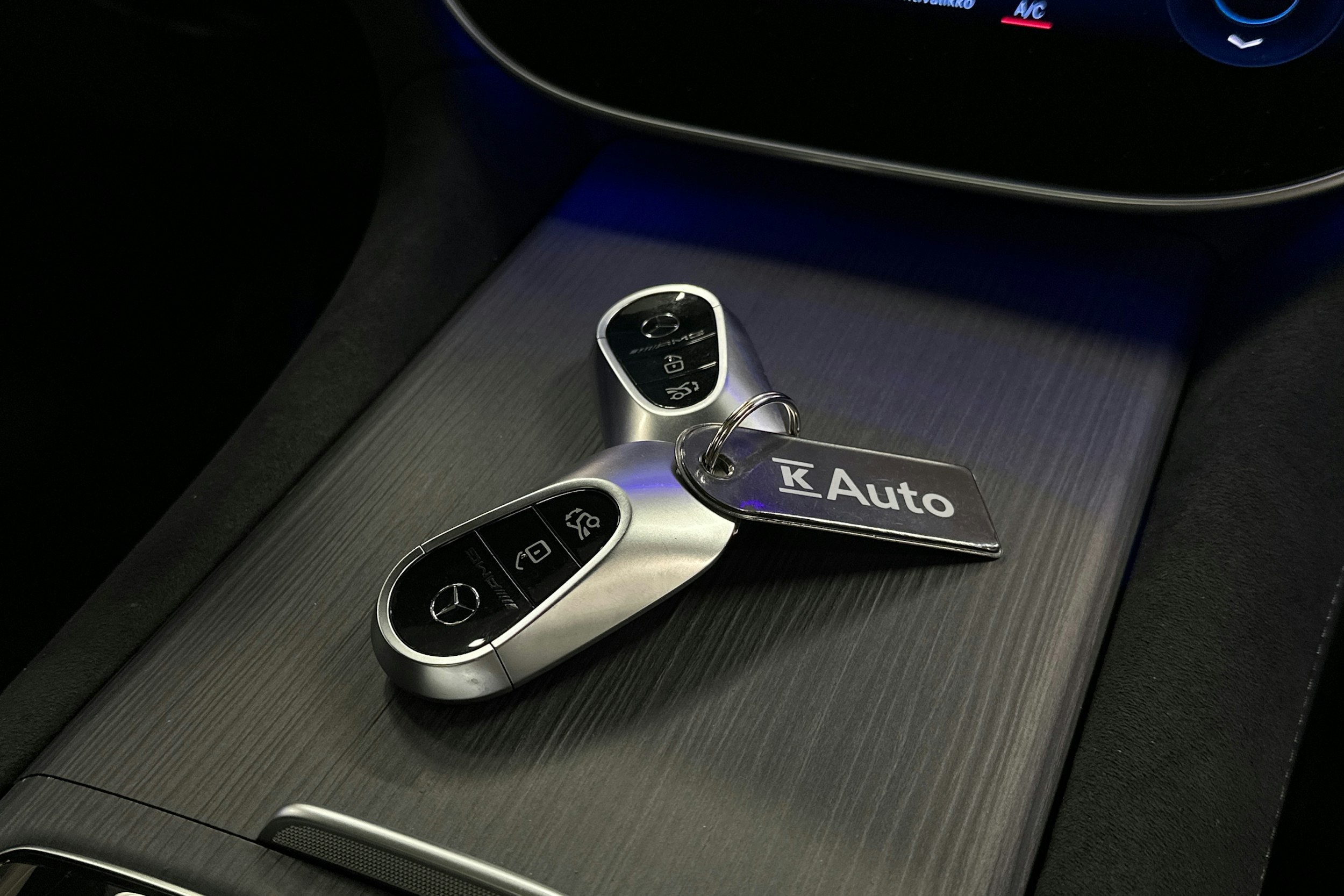 valkoinen Mercedes-Benz EQE SUV 2024 kuva 35.