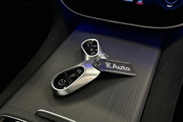 valkoinen Mercedes-Benz EQE SUV 2024 kuva 35.