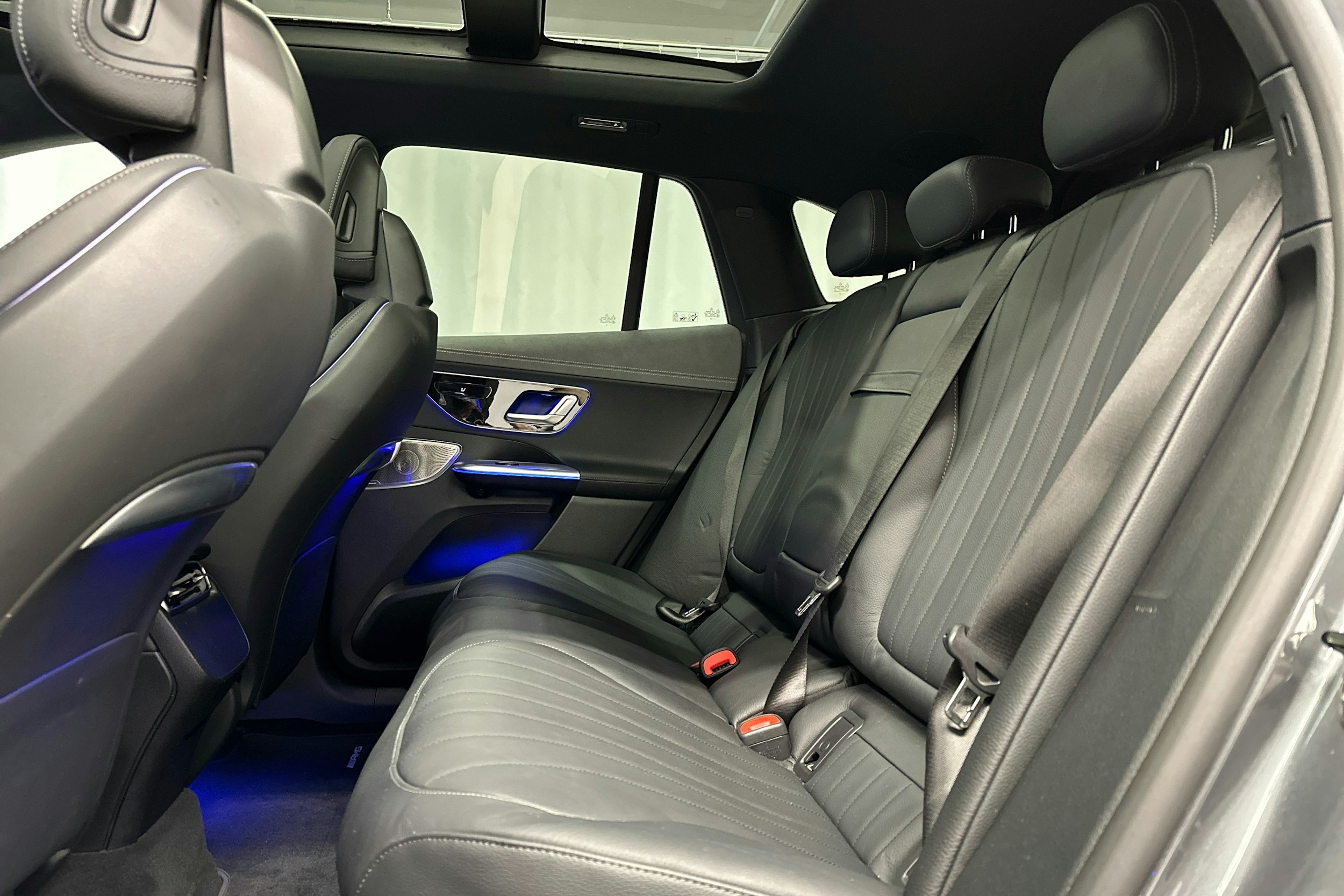 harmaa Mercedes-Benz EQE SUV 2024 kuva 26.