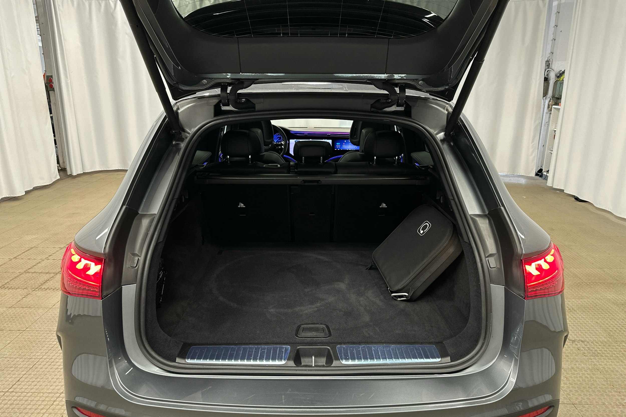 harmaa Mercedes-Benz EQE SUV 2024 kuva 28.