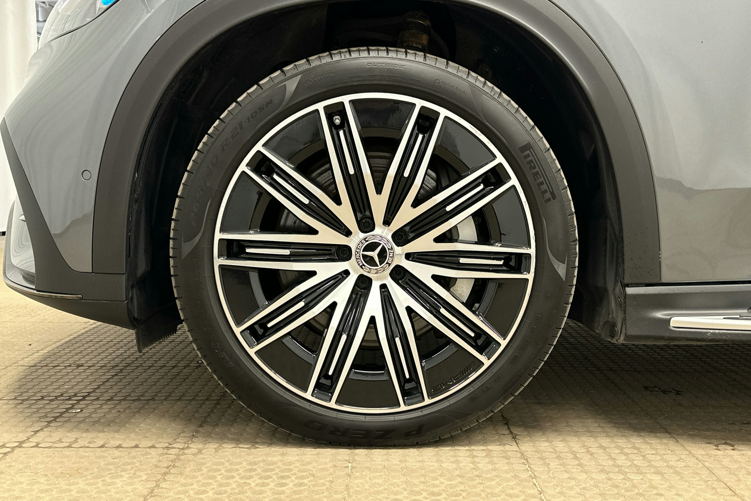 harmaa Mercedes-Benz EQE SUV 2024 kuva 31.
