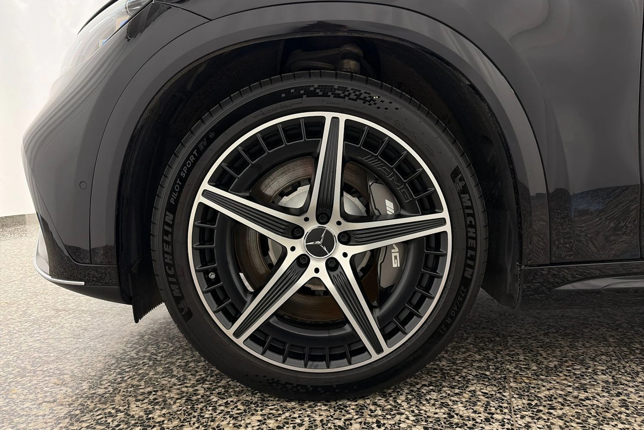 musta Mercedes-Benz EQE SUV 2024 kuva 11.