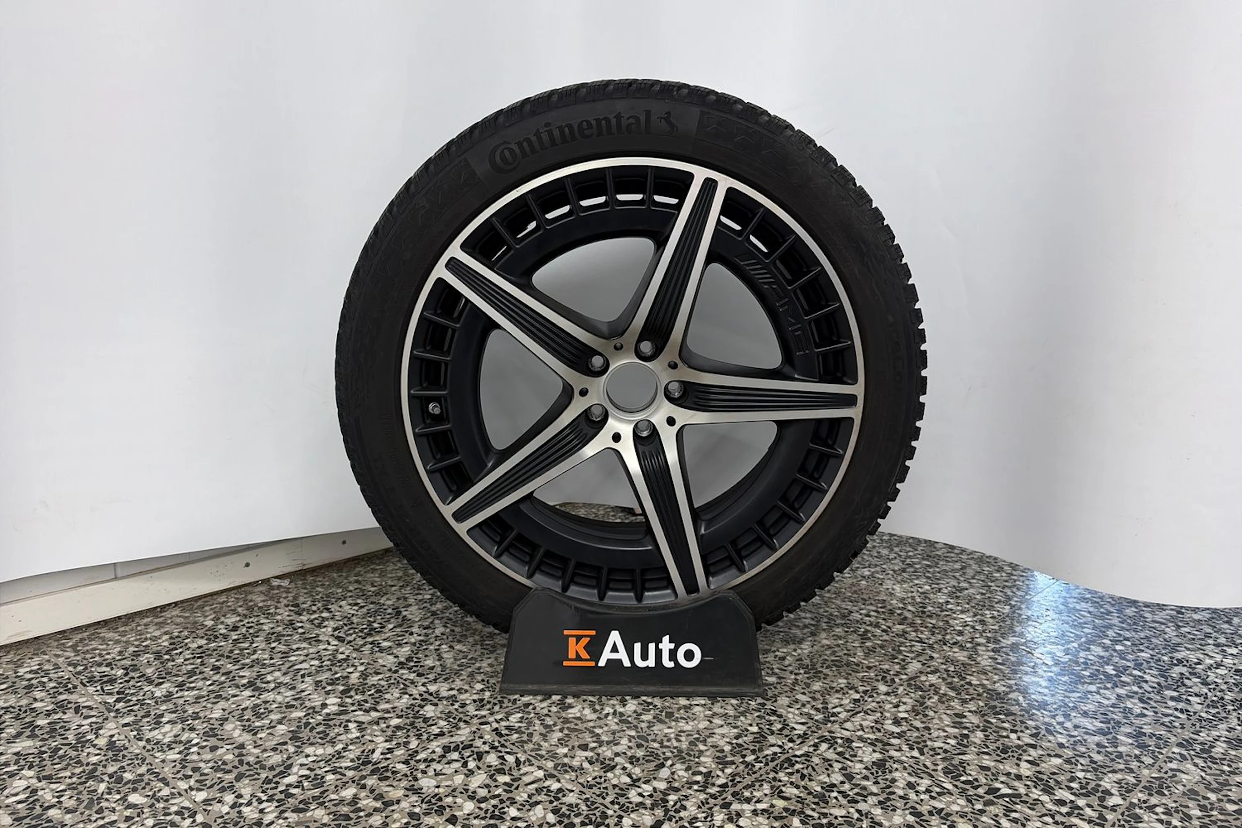 musta Mercedes-Benz EQE SUV 2024 kuva 12.