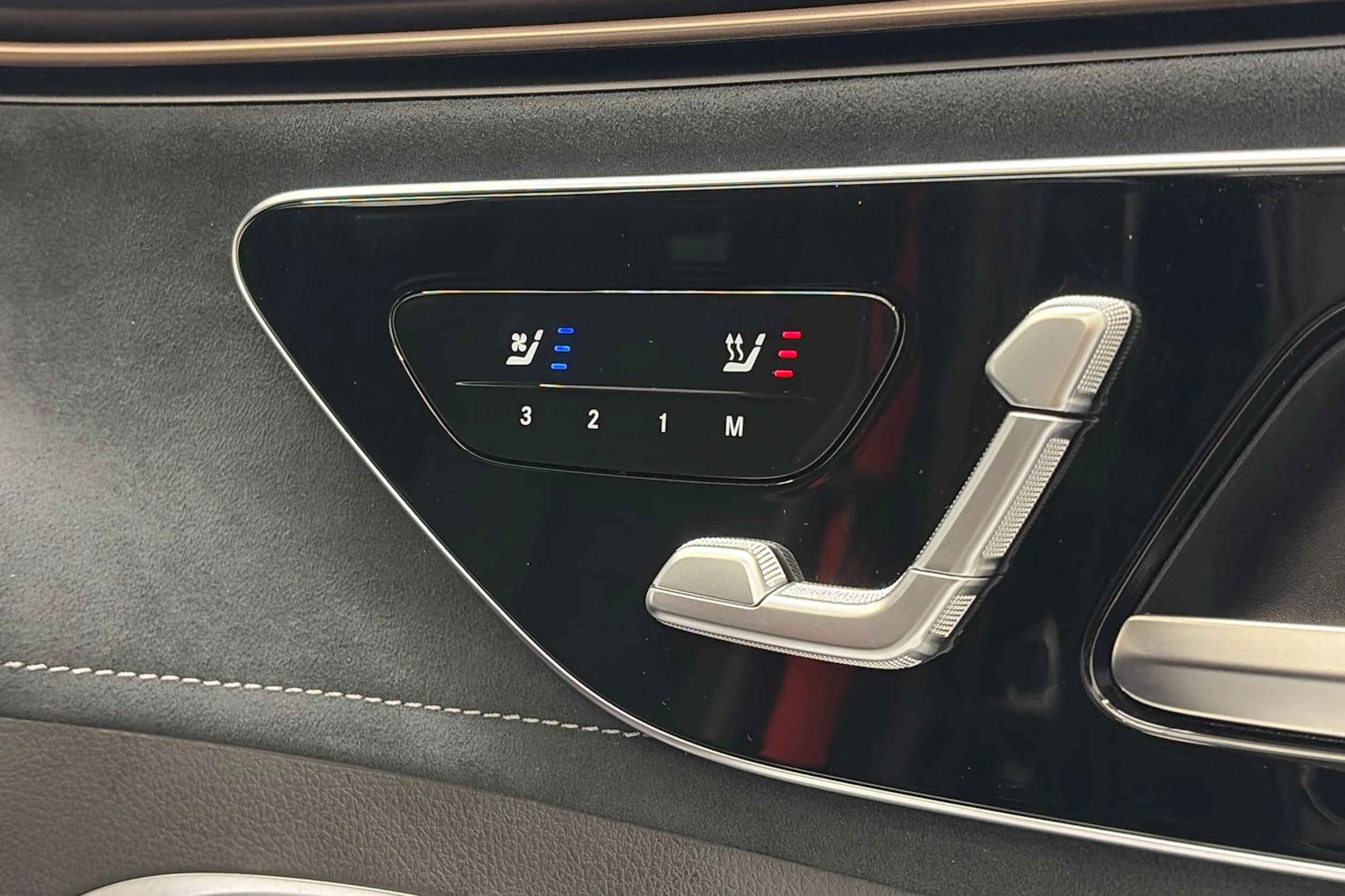 musta Mercedes-Benz EQE SUV 2024 kuva 17.