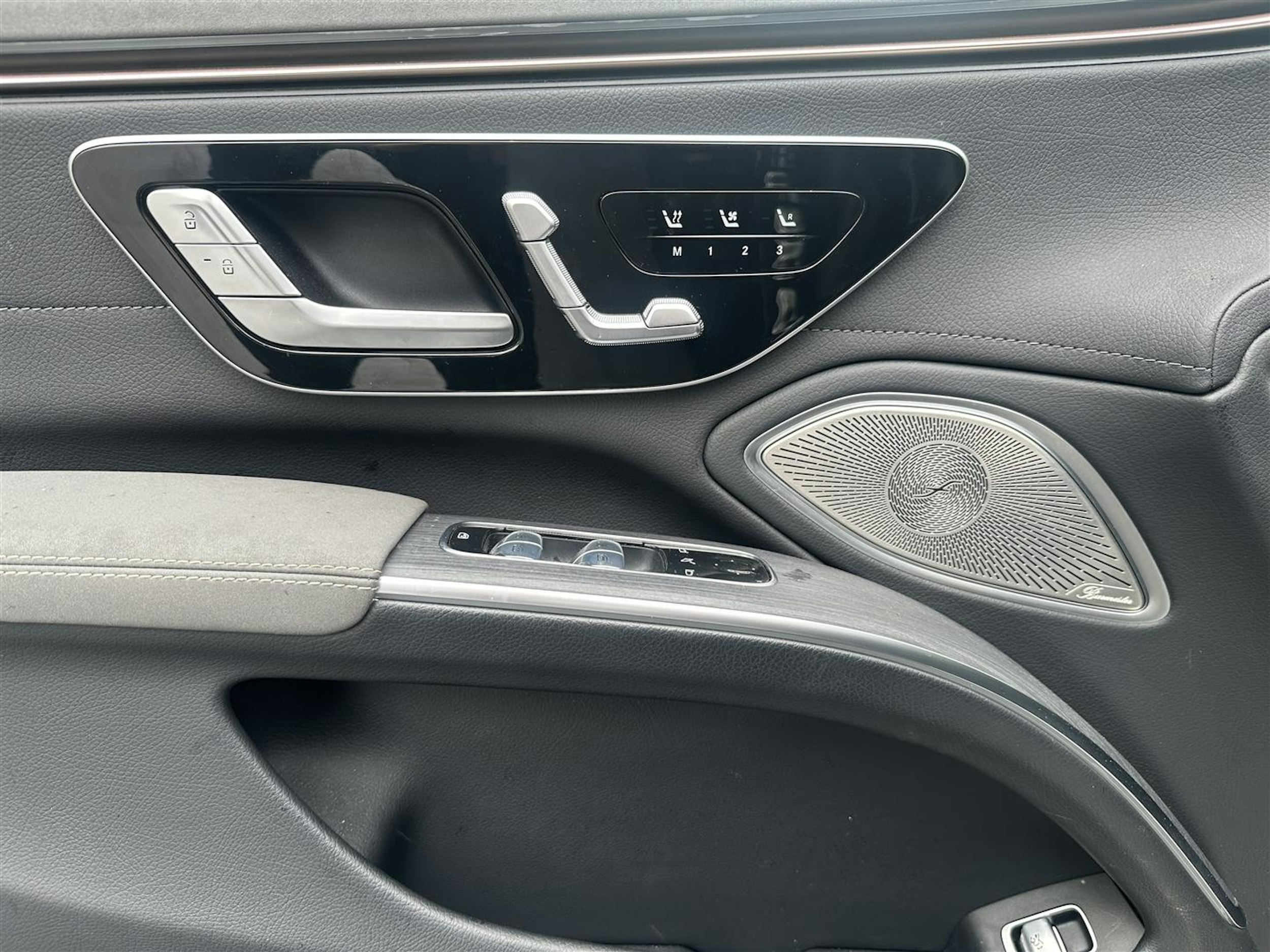 musta Mercedes-Benz EQS 2021 kuva 11.