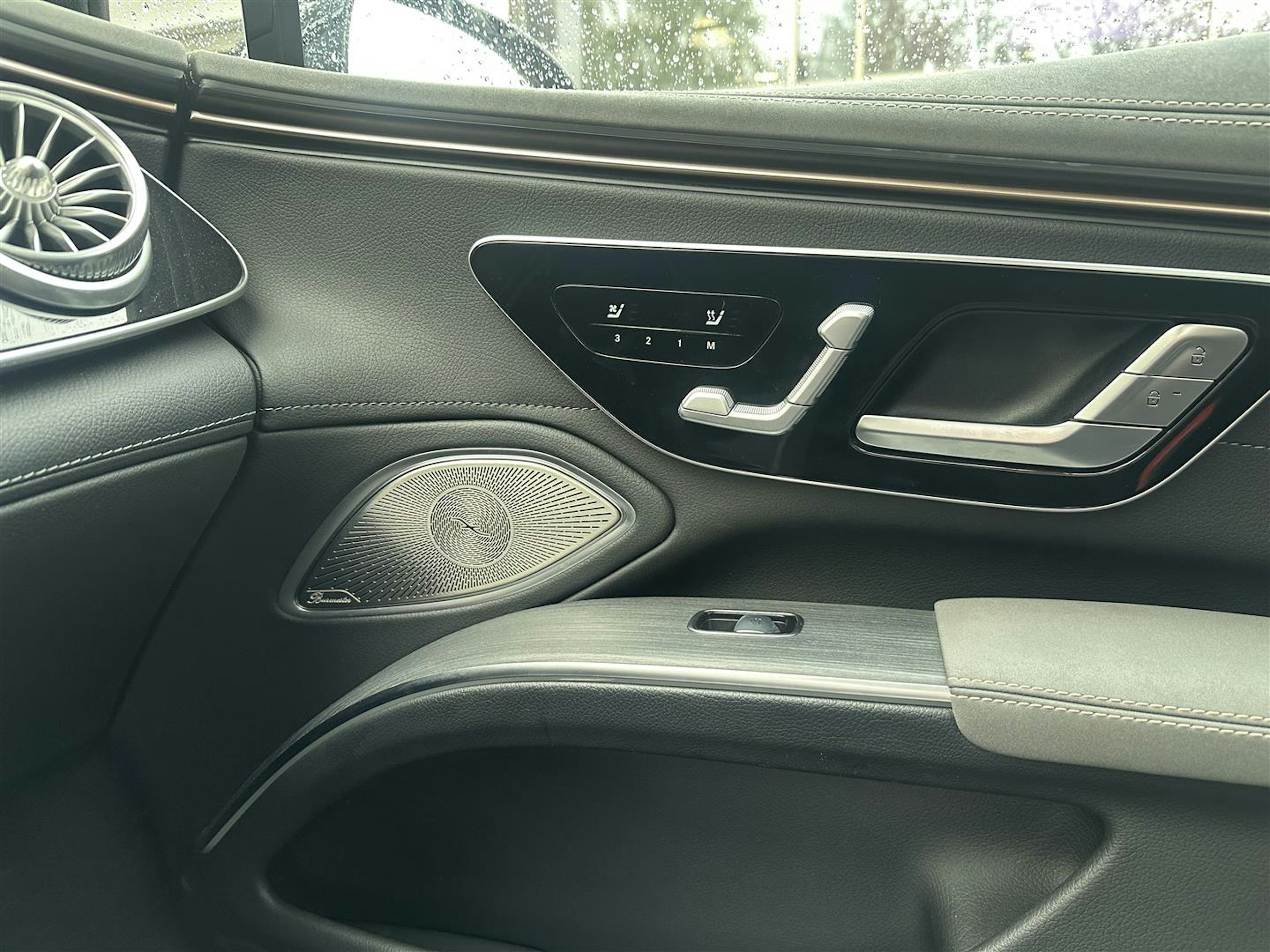 musta Mercedes-Benz EQS 2021 kuva 12.