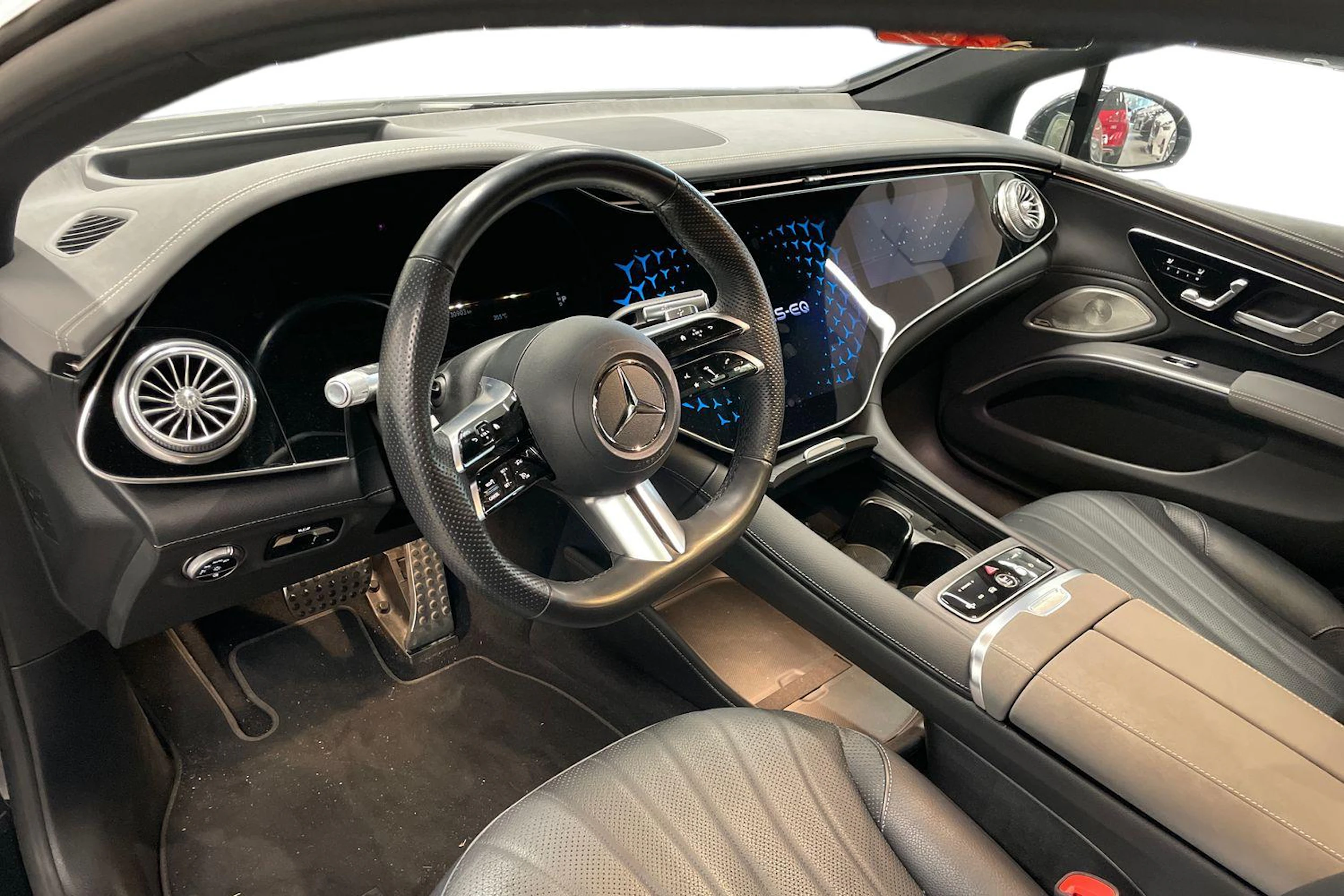 Musta Mercedes-Benz EQS 2023 kuva 3.