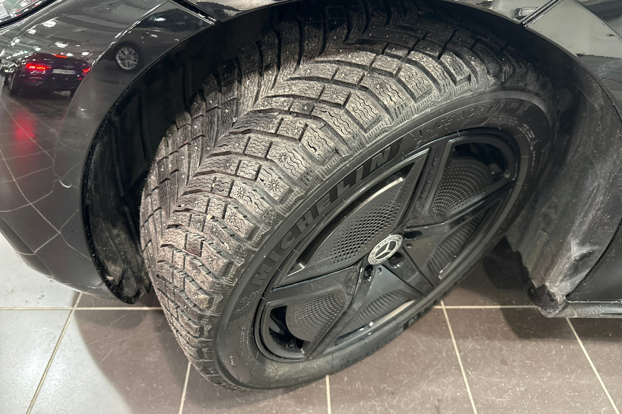 musta Mercedes-Benz EQS 2022 kuva 13.