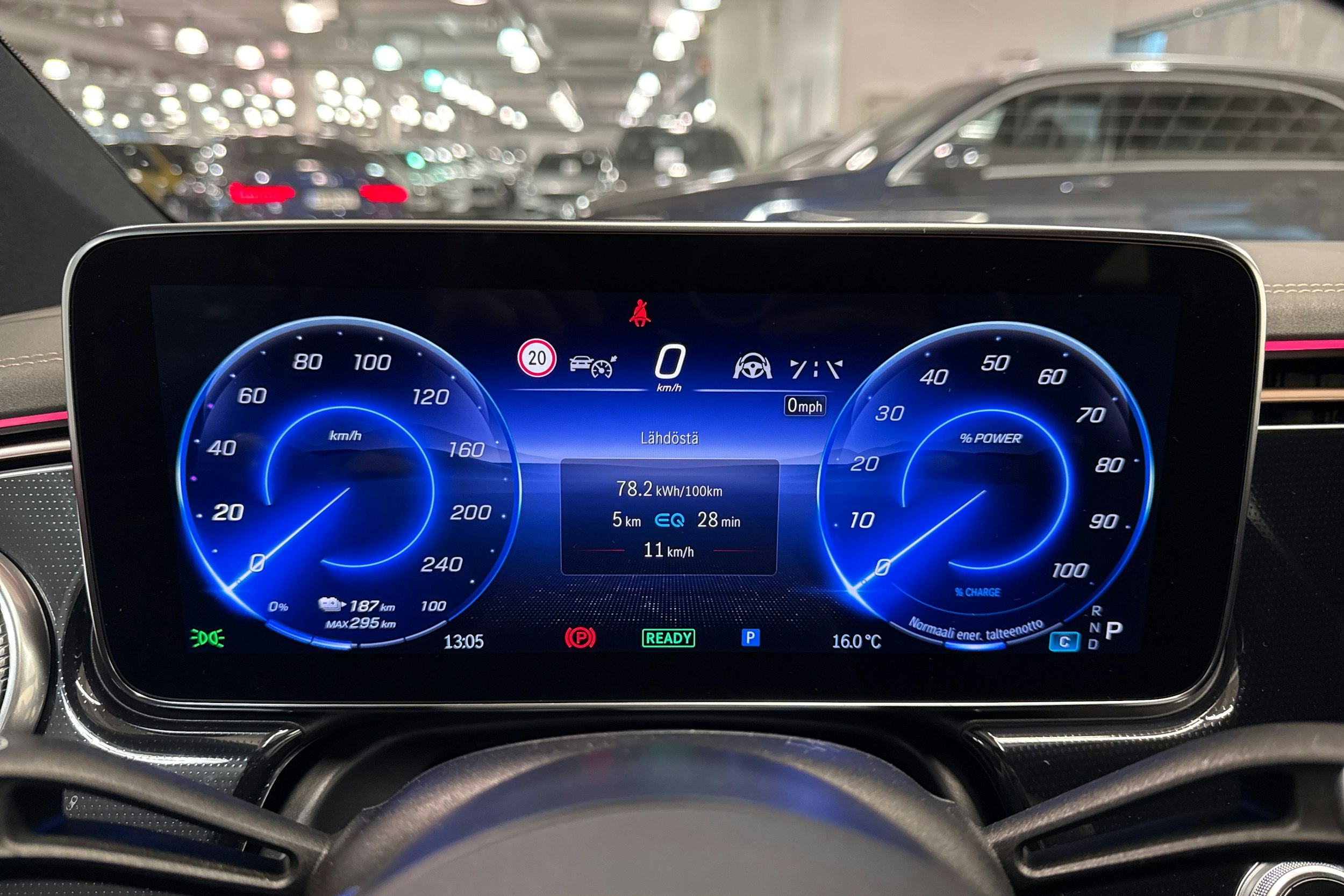 musta Mercedes-Benz EQS 2022 kuva 14.