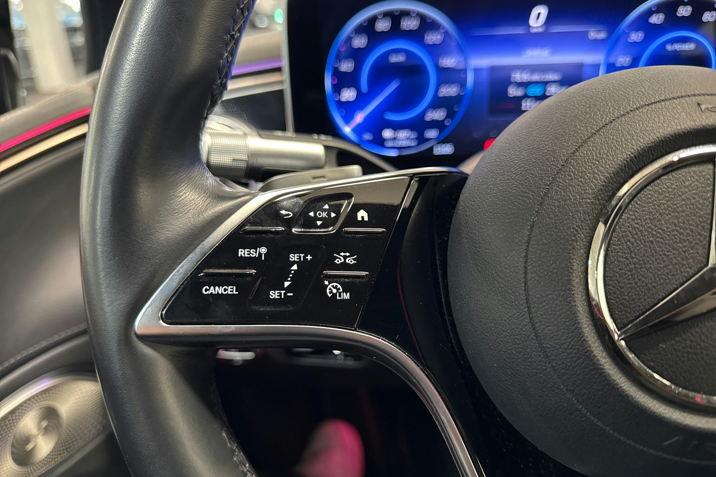 musta Mercedes-Benz EQS 2022 kuva 16.