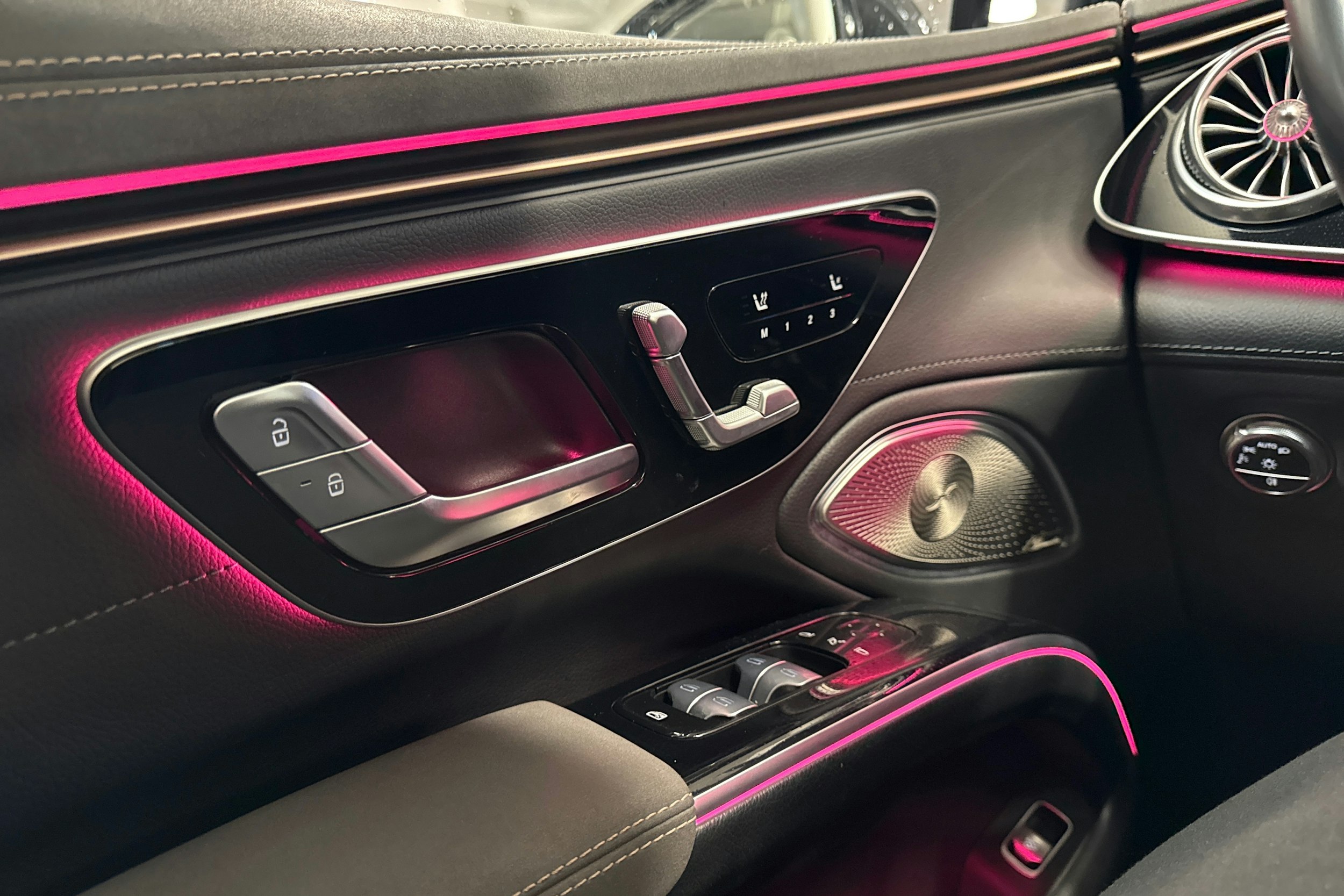 musta Mercedes-Benz EQS 2022 kuva 18.