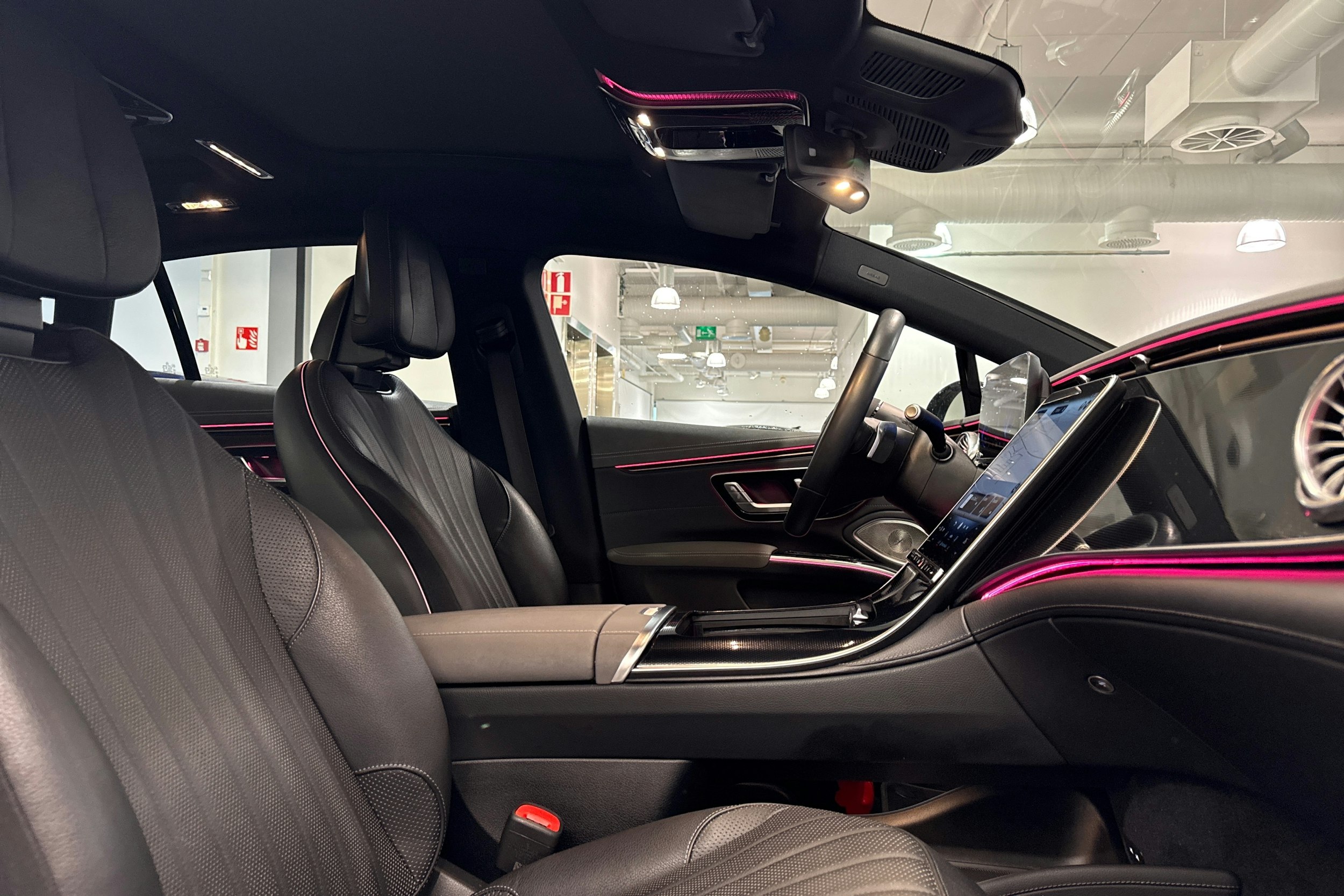 musta Mercedes-Benz EQS 2022 kuva 23.