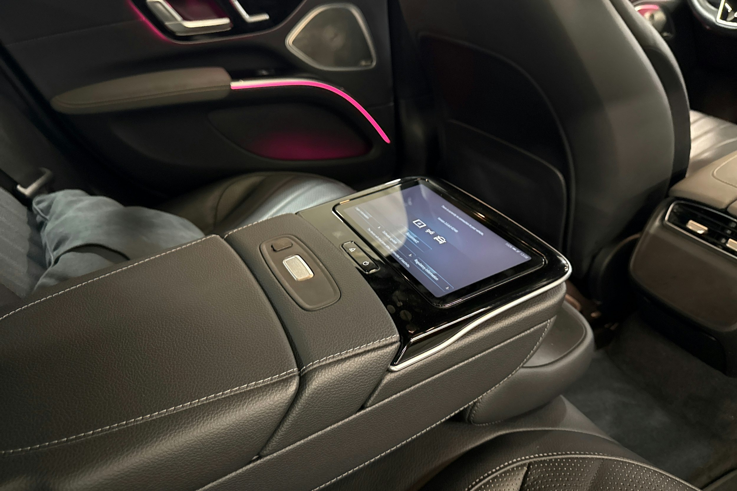 musta Mercedes-Benz EQS 2022 kuva 26.