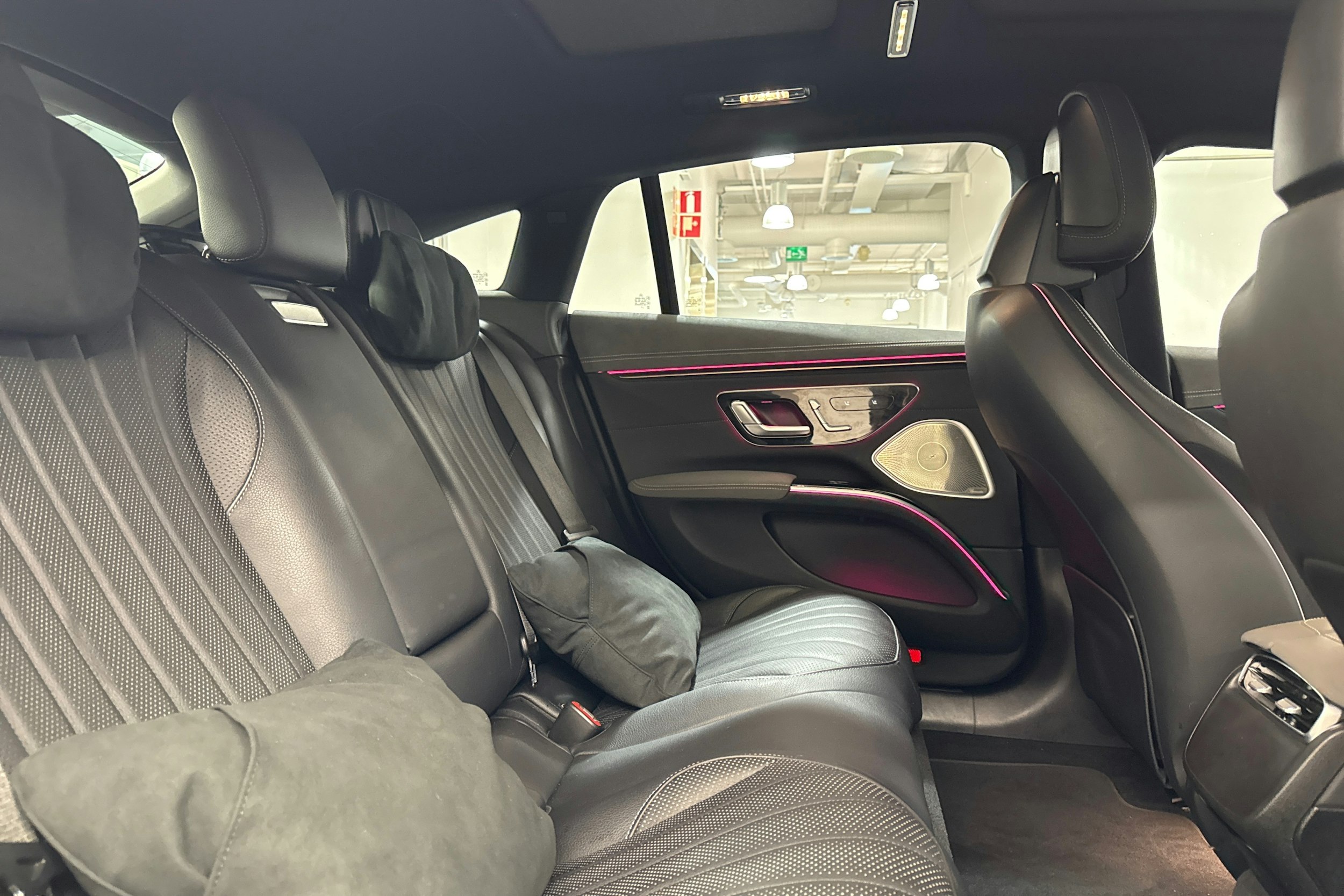 musta Mercedes-Benz EQS 2022 kuva 27.