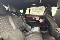 musta Mercedes-Benz EQS 2022 kuva 27.