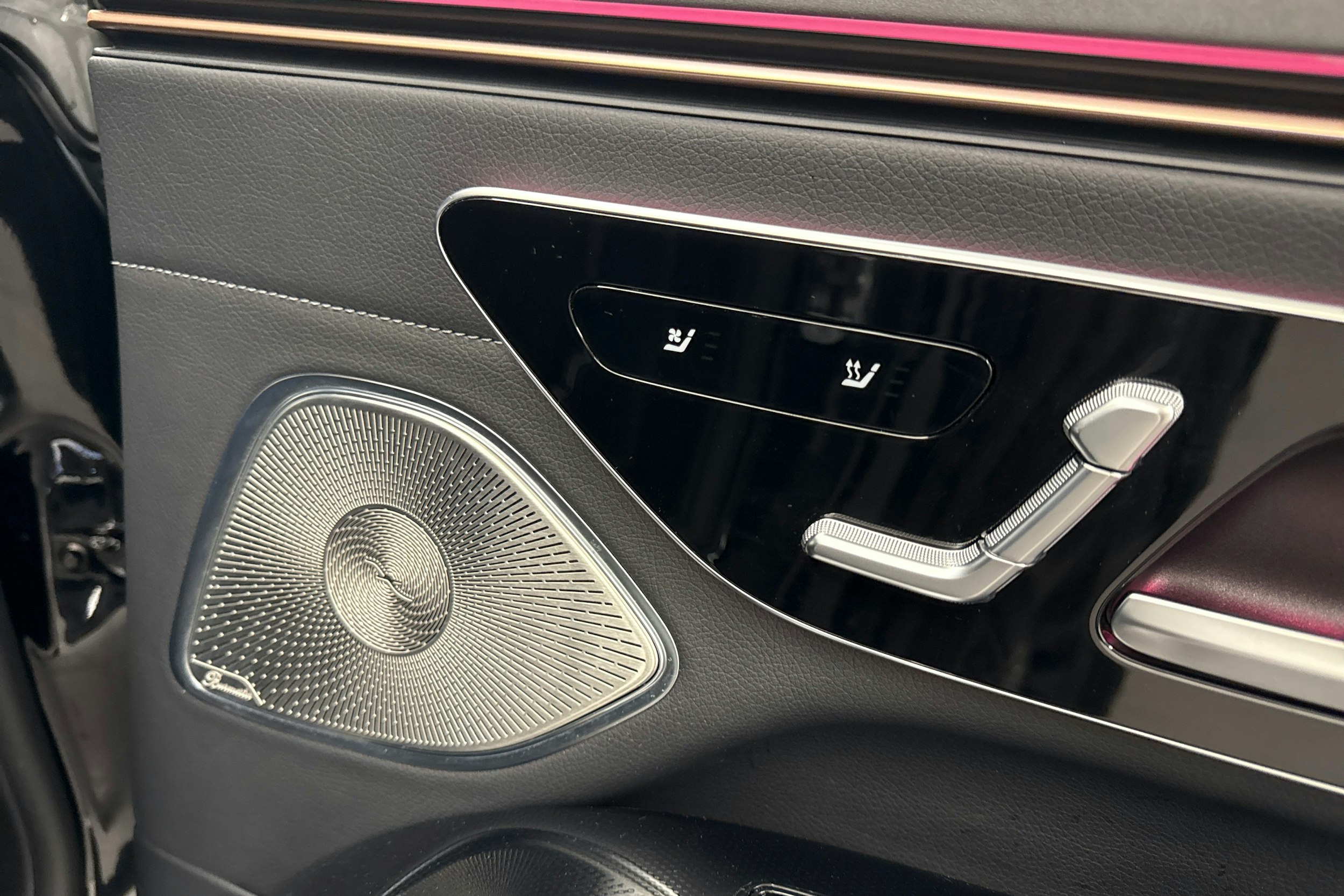 musta Mercedes-Benz EQS 2022 kuva 28.