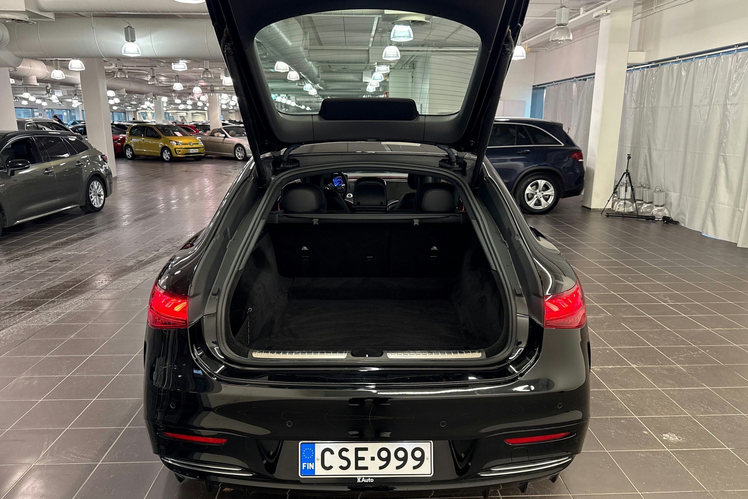 musta Mercedes-Benz EQS 2022 kuva 29.