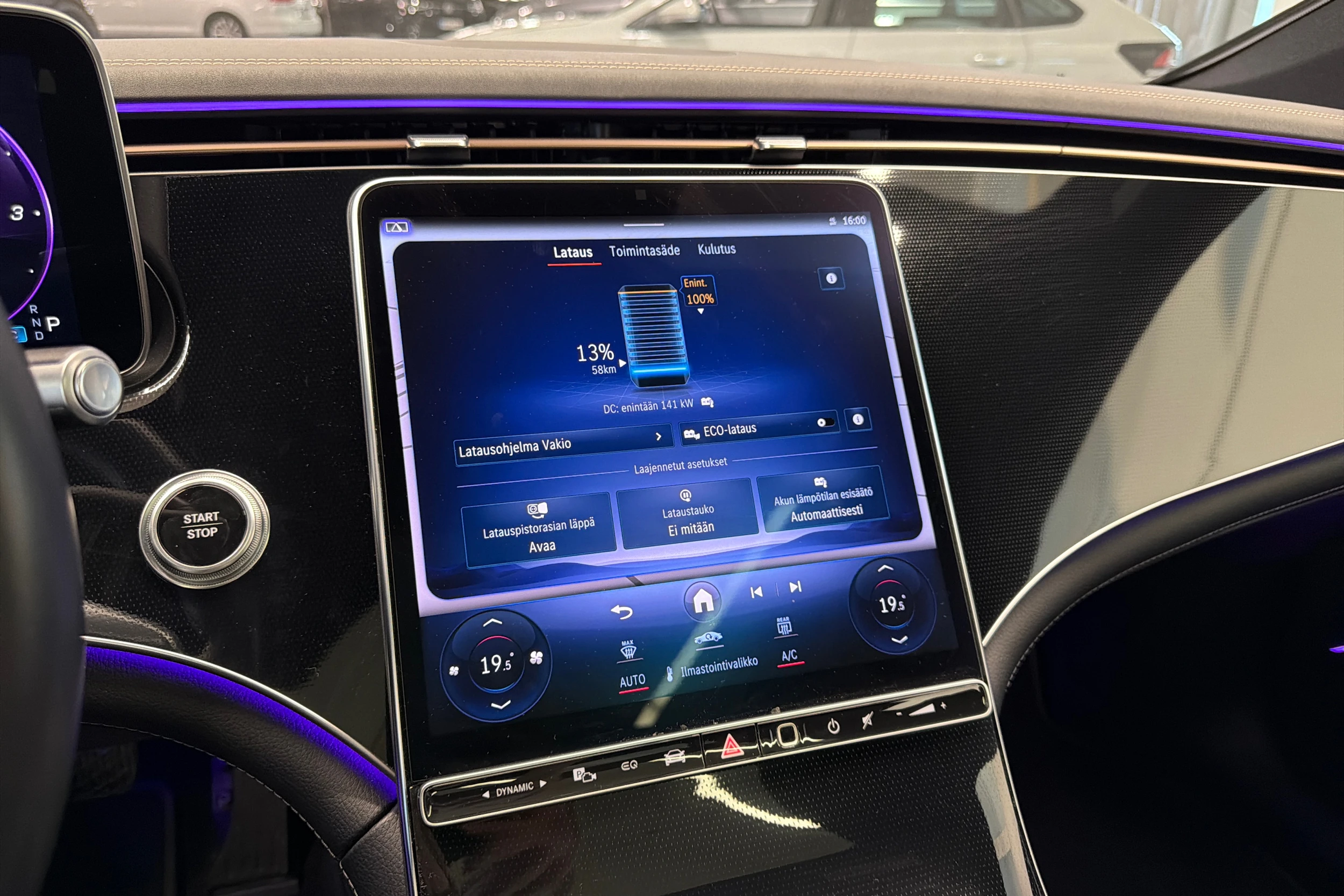 musta Mercedes-Benz EQS 2022 kuva 32.