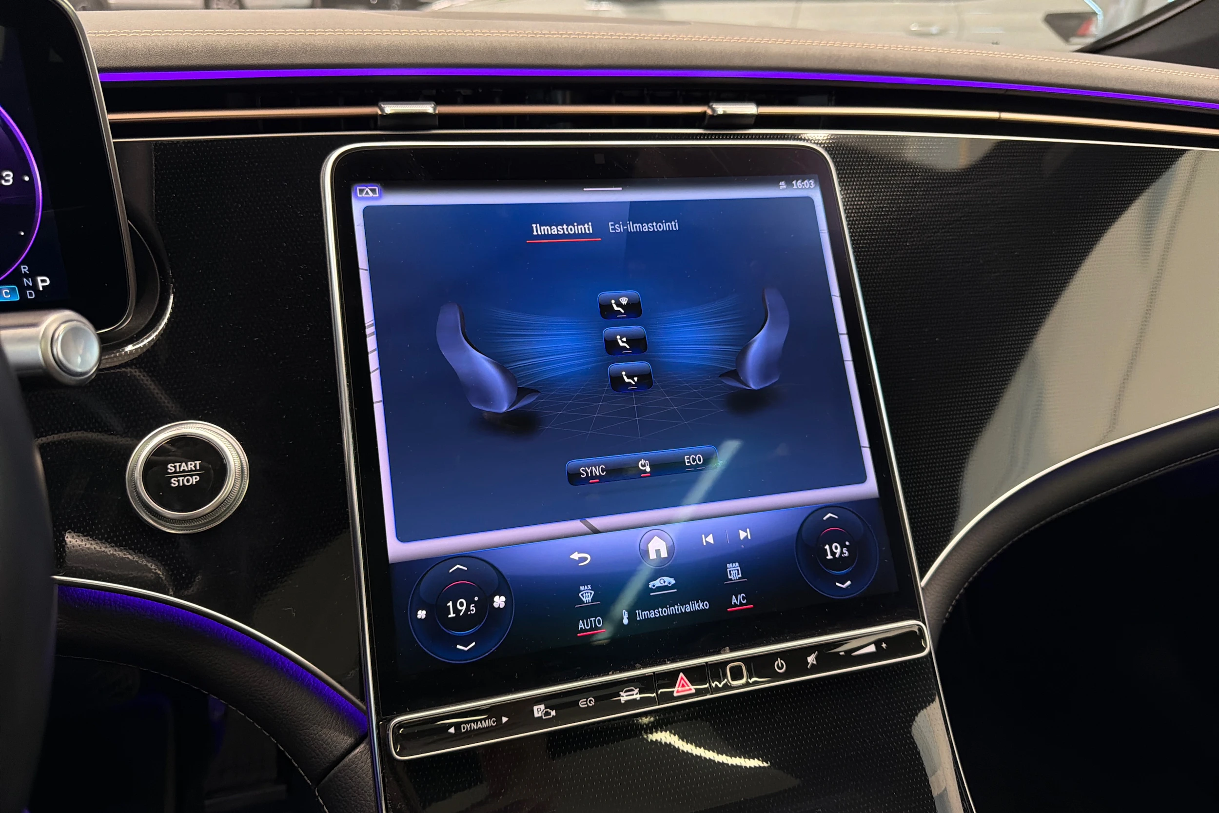 musta Mercedes-Benz EQS 2022 kuva 38.