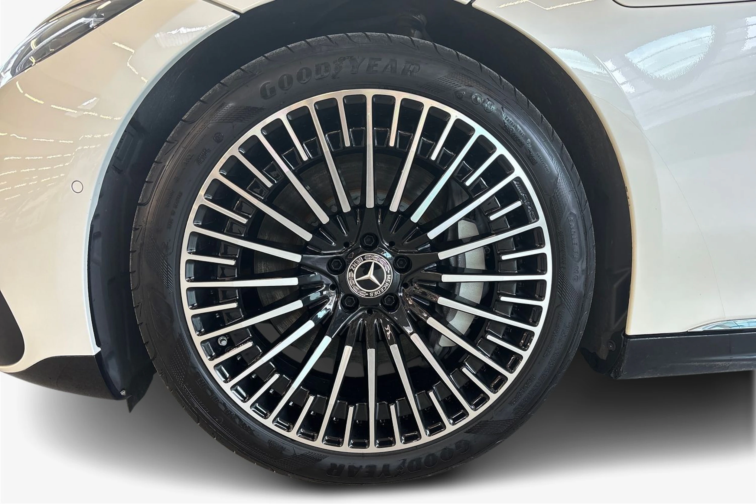 Valkoinen Mercedes-Benz EQS 2022 kuva 9.