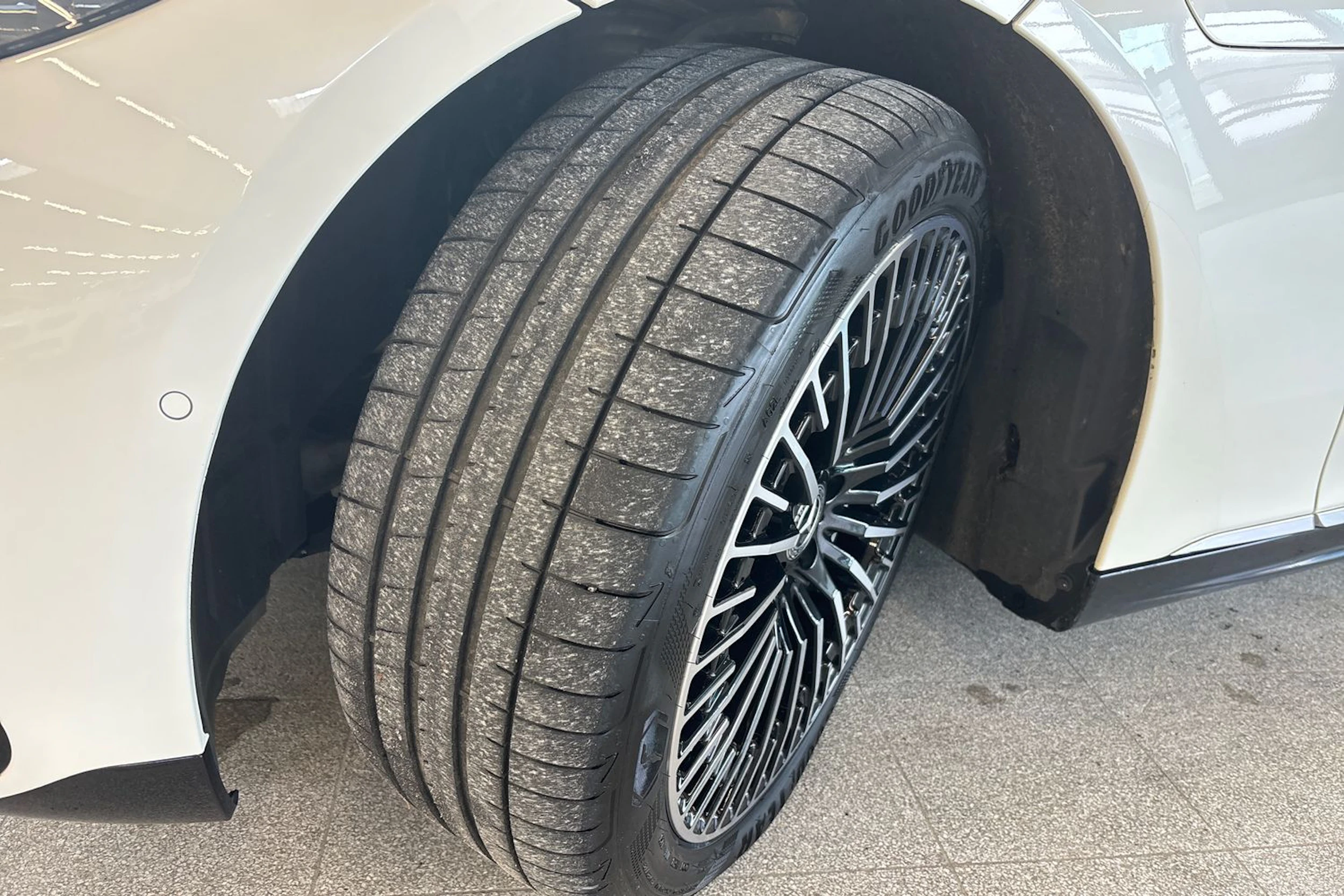 Valkoinen Mercedes-Benz EQS 2022 kuva 10.