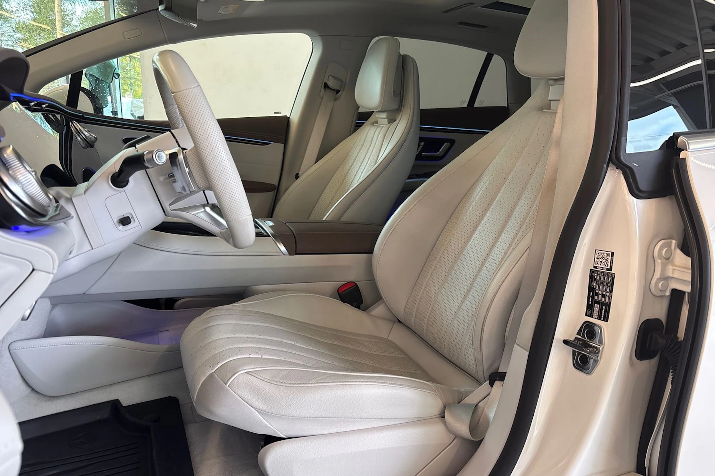 Valkoinen Mercedes-Benz EQS 2022 kuva 11.