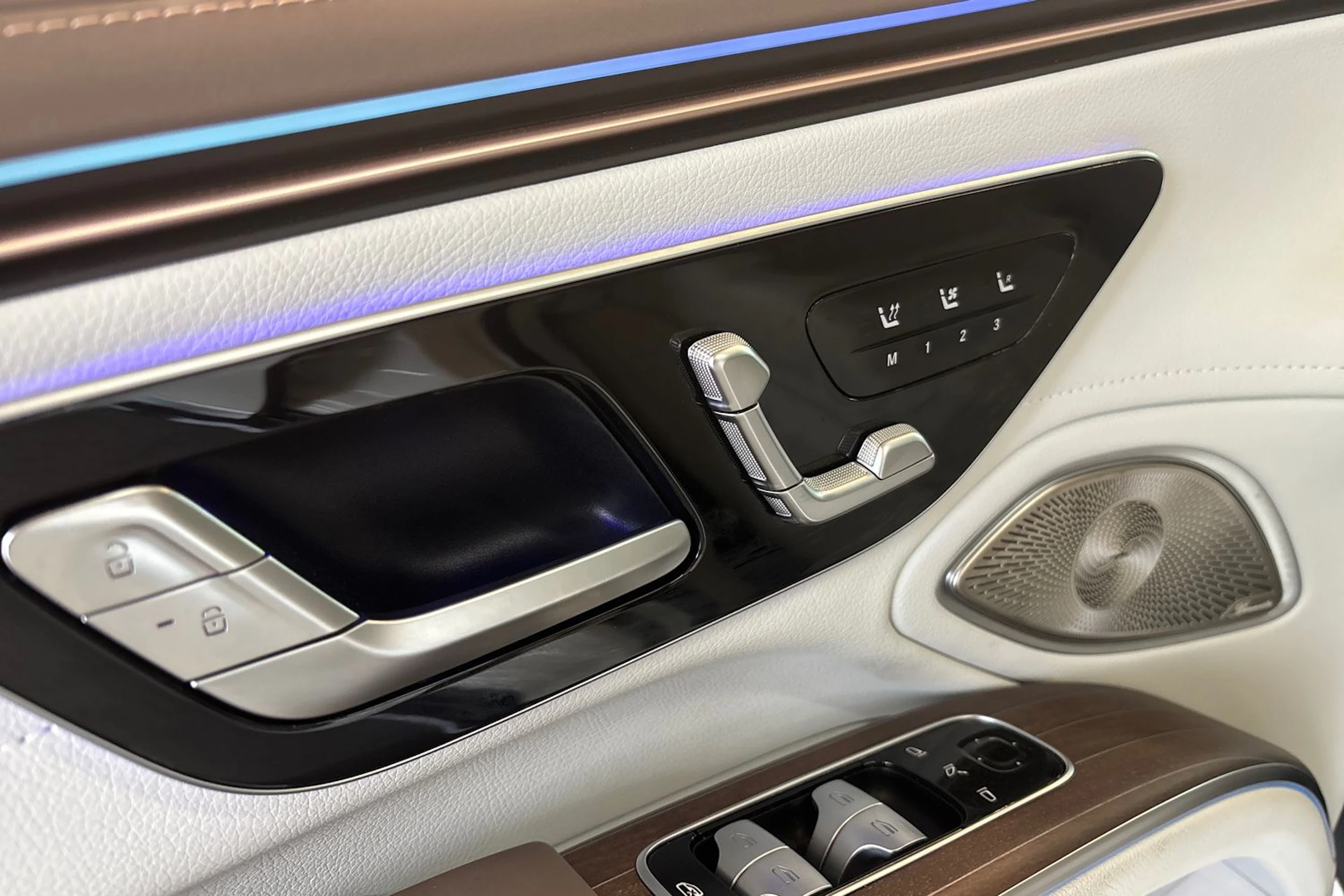 Valkoinen Mercedes-Benz EQS 2022 kuva 12.
