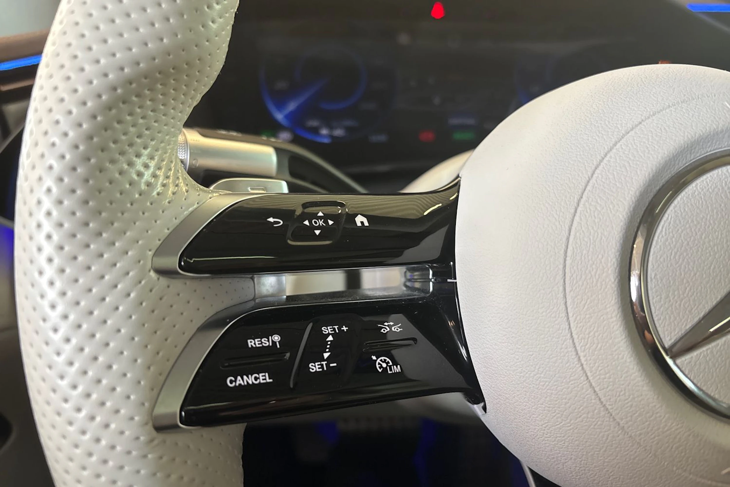 Valkoinen Mercedes-Benz EQS 2022 kuva 14.